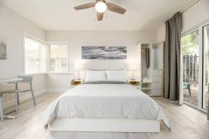 Un dormitorio blanco con una cama y un escritorio. en Ocean Flats 3 - Lauderdale-by-the-Sea, en Fort Lauderdale
