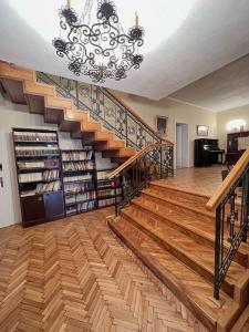 eine Treppe in einem Haus mit einem Kronleuchter in der Unterkunft Kesletz House in Sibiu