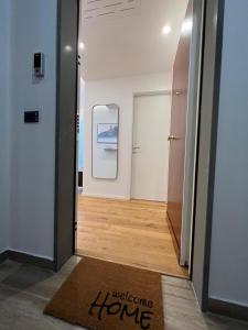 a hallway with a welcome home sign on a rug at Redi Home in Bari