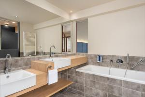 Ένα μπάνιο στο Falkensteiner Family Hotel Sonnenalpe