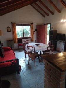 eine Küche und ein Esszimmer mit Tisch und Stühlen in der Unterkunft El jagüel in Villa General Belgrano