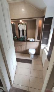 La petite salle de bains est pourvue de toilettes et d'un lavabo. dans l'établissement Lochwood Guest House, à Lochgoilhead