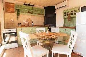 Kuchyň nebo kuchyňský kout v ubytování A Holiday Home Duplex in a Gozo Village Square