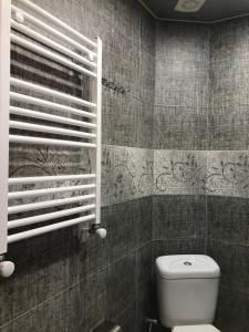 un bagno con wc e finestra di Ninama a Mestia