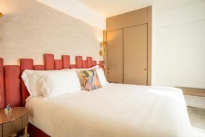 una camera con un grande letto con testiera rossa di Hard Rock Hotel Marbella - Puerto Banús a Marbella