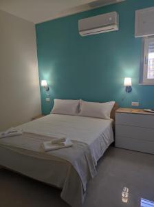 um quarto com uma cama grande com duas toalhas em B&B Spiaggia Le Dune em Margherita di Savoia