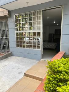 une porte ouverte d'une maison avec une terrasse dans l'établissement Apartaestudio cerca a Plaza Mayor, à Medellín