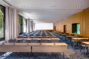 柏林DoubleTree by Hilton Berlin Ku'damm的摆满桌椅的教室