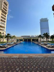 Bazén v ubytování Marina Residences 2BR: Seaside in Palm Jumeirah nebo v jeho okolí