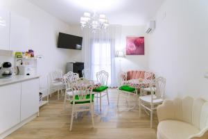 a kitchen and dining room with a table and chairs at Villa Rosa Francesca in Acciaroli
