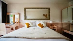 Postel nebo postele na pokoji v ubytování Hôtel Real Nyon by HappyCulture