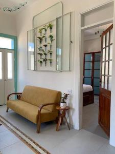 salon z kanapą i sypialnią w obiekcie Central, Authentic and Stylish Old Yafo Experience w Tel Awiwie
