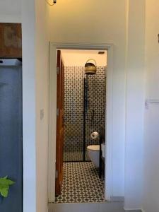 łazienka z prysznicem, toaletą i wanną w obiekcie Central, Authentic and Stylish Old Yafo Experience w Tel Awiwie