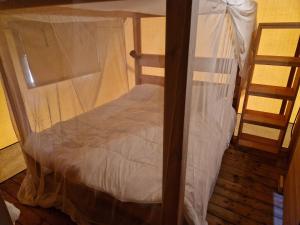 a couple of bunk beds in a room at Mooirust in Leersum