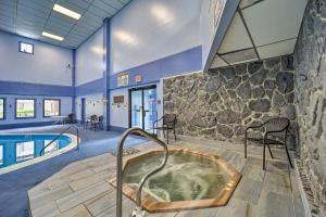 jacuzzi en una habitación con piscina en Beech Mountain Vacation Rental - Hike, Bike and Ski!, en Beech Mountain