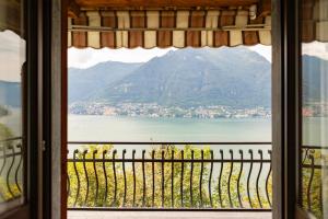 ein Blick auf einen Berg aus einem Fenster in der Unterkunft 270 View - By My Home In Como in Pognana Lario