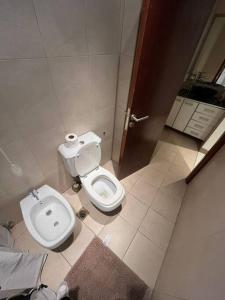 een badkamer met een toilet en een bidet bij Departamento Cabernet, 4 Huésped by Inside in Godoy Cruz