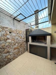 een keuken met een stenen muur en een fornuis bij Departamento Cabernet, 4 Huésped by Inside in Godoy Cruz
