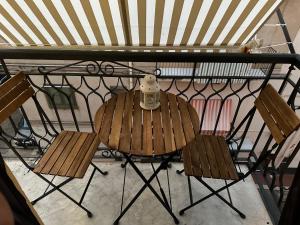 een tafel en stoelen op een balkon bij Olinad rooms in Castelbuono