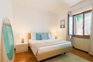 ein Schlafzimmer mit einem Bett und einem Surfbrett neben einem Fenster in der Unterkunft 270 View - By My Home In Como in Pognana Lario + 19 Fotos