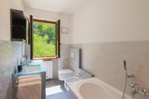 Ein Badezimmer in der Unterkunft 270 View - By My Home In Como