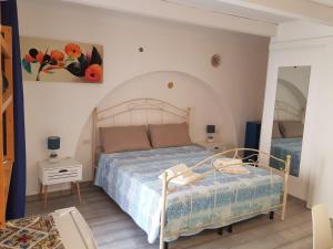 a bedroom with a bed and a painting on the wall at Rosso Moro in Ragusa