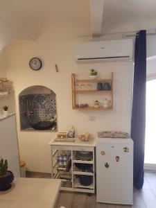 een keuken met een witte koelkast en een aanrecht bij Rosso Moro in Ragusa