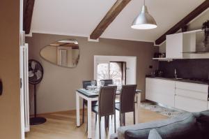 cocina y comedor con mesa y sillas en [Historic Center] Charming Apartment Free Wi-Fi en Savigliano