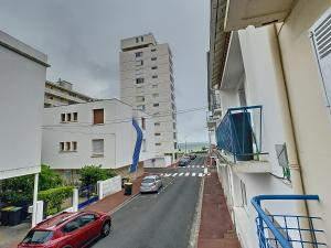 een balkon met uitzicht op een straat bij Foncillon Plage in Royan