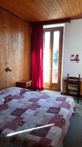 Ein Bett oder Betten in einem Zimmer der Unterkunft HOTEL Le TOURISME
