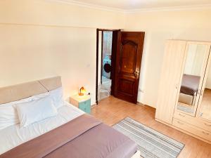 1 dormitorio con 1 cama y puerta a una habitación en Casa Do Cairo - Dar Masr AlRehab Kappa, en El Cairo