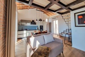 a living room with a couch and a table at poppy loft in Grottaferrata
