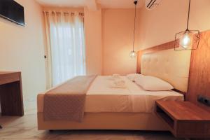 ELYSIUM - villa majken في أولمبياكي أكتي: غرفة نوم بسرير كبير وطاولة