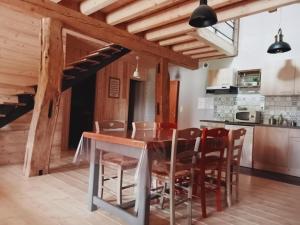 MarignyにあるCharmant Gite 6 Places Secteur Juraのキッチン(木製テーブル、椅子付)