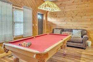 sala de estar con mesa de billar y lámpara de araña en Heavenly Views lodge apts, en Gatlinburg