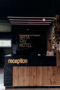 Un cartel que lee "Hotel Artic City" y "Recepción" en Arta City Hotel, en Yavoriv