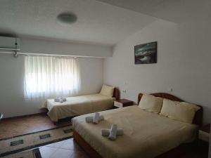 ein Hotelzimmer mit 2 Betten und einem Fenster in der Unterkunft Royal L Hotel in Carev Dvor