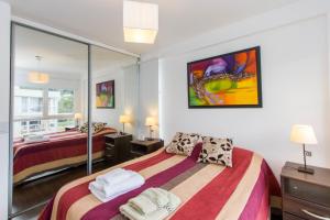 1 dormitorio con 2 camas y ventana en Pacífico Apartamentos Ribera en Ushuaia