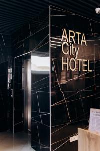 Ett badrum på Arta City Hotel