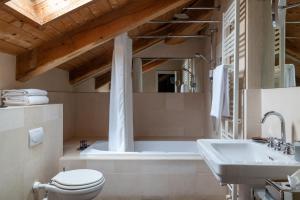 ein Badezimmer mit einer Badewanne, einem WC und einem Waschbecken in der Unterkunft Casa del Pingone in Turin