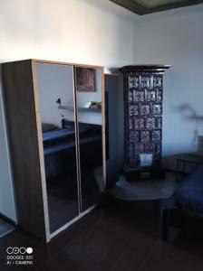 een woonkamer met een glazen deur en een bank bij Apartmány Michal in Banská Štiavnica
