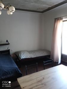 een kamer met een bed, een tafel en een raam bij Apartmány Michal in Banská Štiavnica