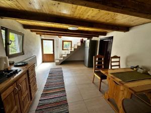 eine Küche mit Tisch und Esszimmer in der Unterkunft Casa Sufletului in Avram Iancu
