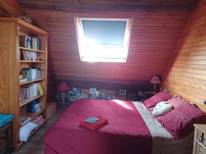 um quarto com uma cama num quarto de madeira em Les Mouettes 1 gite ou 4 chambres d hote, jardin ,bords de Loire em La Bohalle