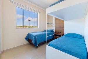a bedroom with a bunk bed and a window at Excelente Cobertura, Pra Quem Gosta de Conforto e Alto Padrão - 3 dorms - 7 pessoas in Bombinhas