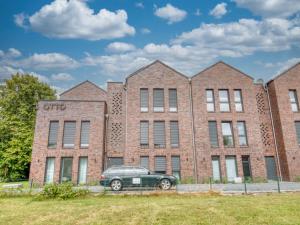 a car parked in front of a brick building at Gästehaus linda&otto in Achim