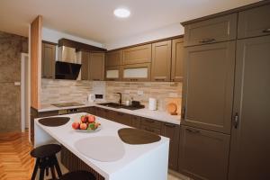 A kitchen or kitchenette at Apartman K29
