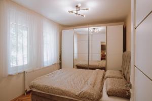En eller flere senger på et rom på Apartman K29
