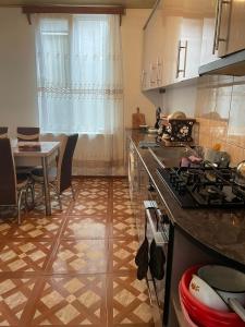 uma cozinha com uma mesa e uma bancada em Guest house gio em Kobuleti