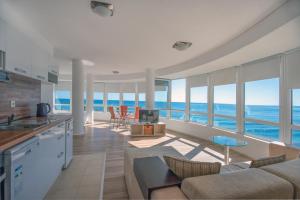 a kitchen and living room with a view of the ocean at Aparthotel Romance in Kiten